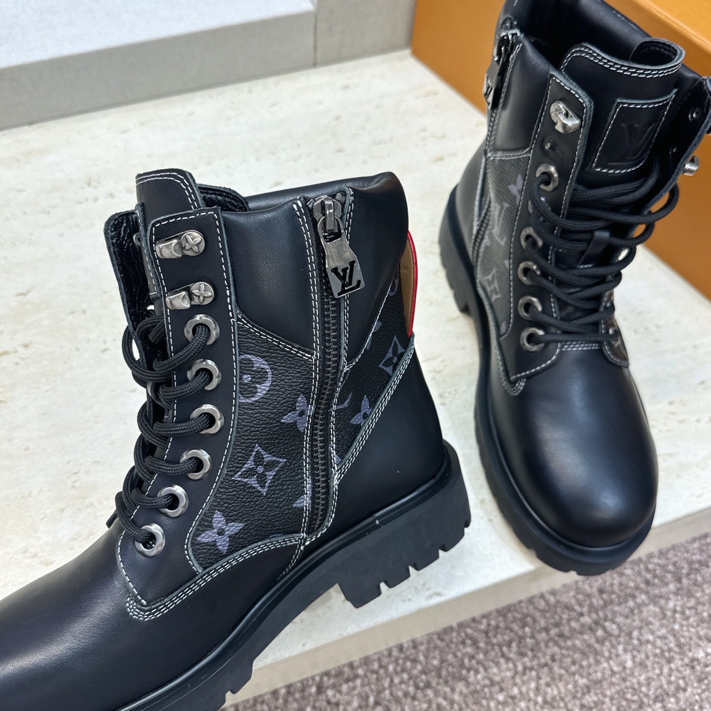 Louis Vuitton* 2026秋冬情侣新款系带机车及裸短靴 LV老花面字母logo低跟拼色骑士登山靴 材质: Louis Vuitton* 2026秋冬情侣新款系带机车及裸短靴 LV老花面字母logo低跟拼色骑士登山靴 材质: