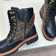 Louis Vuitton* 2026秋冬情侣新款系带机车及裸短靴 LV老花面字母logo低跟拼色骑士登山靴 材质: Louis Vuitton* 2026秋冬情侣新款系带机车及裸短靴 LV老花面字母logo低跟拼色骑士登山靴 材质: