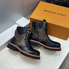 Louis Vuitton* 2026秋冬情侣新款系带机车及裸短靴 LV老花面字母logo低跟拼色骑士登山靴 材质: Louis Vuitton* 2026秋冬情侣新款系带机车及裸短靴 LV老花面字母logo低跟拼色骑士登山靴 材质: