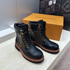 Louis Vuitton* 2026秋冬情侣新款系带机车及裸短靴 LV老花面字母logo低跟拼色骑士登山靴 材质: Louis Vuitton* 2026秋冬情侣新款系带机车及裸短靴 LV老花面字母logo低跟拼色骑士登山靴 材质: