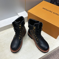 Louis Vuitton* 2026秋冬情侣新款系带机车及裸短靴 LV老花面字母logo低跟拼色骑士登山靴 材质: Louis Vuitton* 2026秋冬情侣新款系带机车及裸短靴 LV老花面字母logo低跟拼色骑士登山靴 材质: