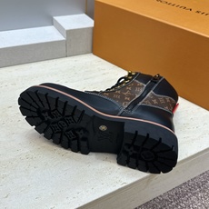Louis Vuitton* 2026秋冬情侣新款系带机车及裸短靴 LV老花面字母logo低跟拼色骑士登山靴 材质: Louis Vuitton* 2026秋冬情侣新款系带机车及裸短靴 LV老花面字母logo低跟拼色骑士登山靴 材质: