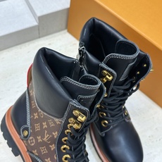 Louis Vuitton* 2026秋冬情侣新款系带机车及裸短靴 LV老花面字母logo低跟拼色骑士登山靴 材质: Louis Vuitton* 2026秋冬情侣新款系带机车及裸短靴 LV老花面字母logo低跟拼色骑士登山靴 材质: