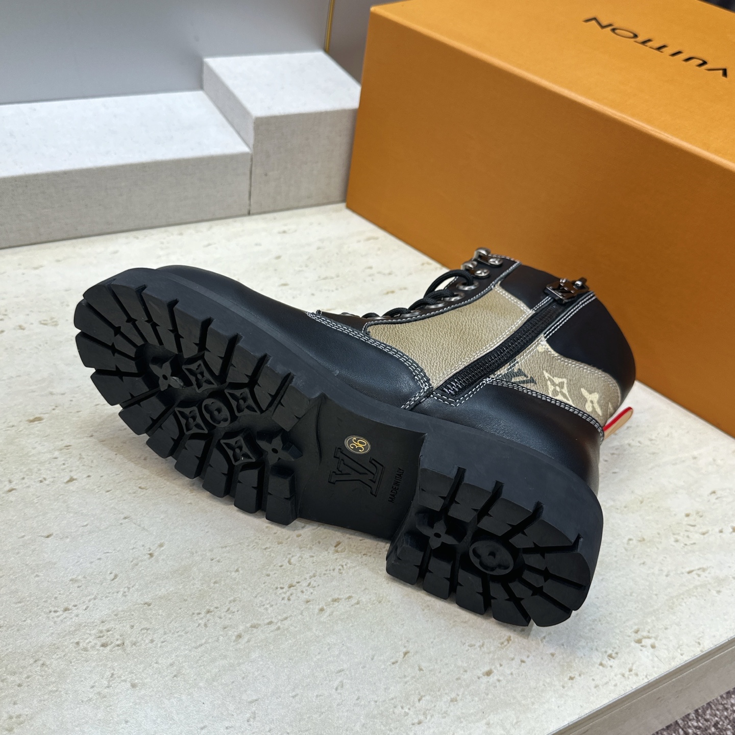 Louis Vuitton* 2026秋冬情侣新款系带机车及裸短靴 LV老花面字母logo低跟拼色骑士登山靴 材质: Louis Vuitton* 2026秋冬情侣新款系带机车及裸短靴 LV老花面字母logo低跟拼色骑士登山靴 材质: