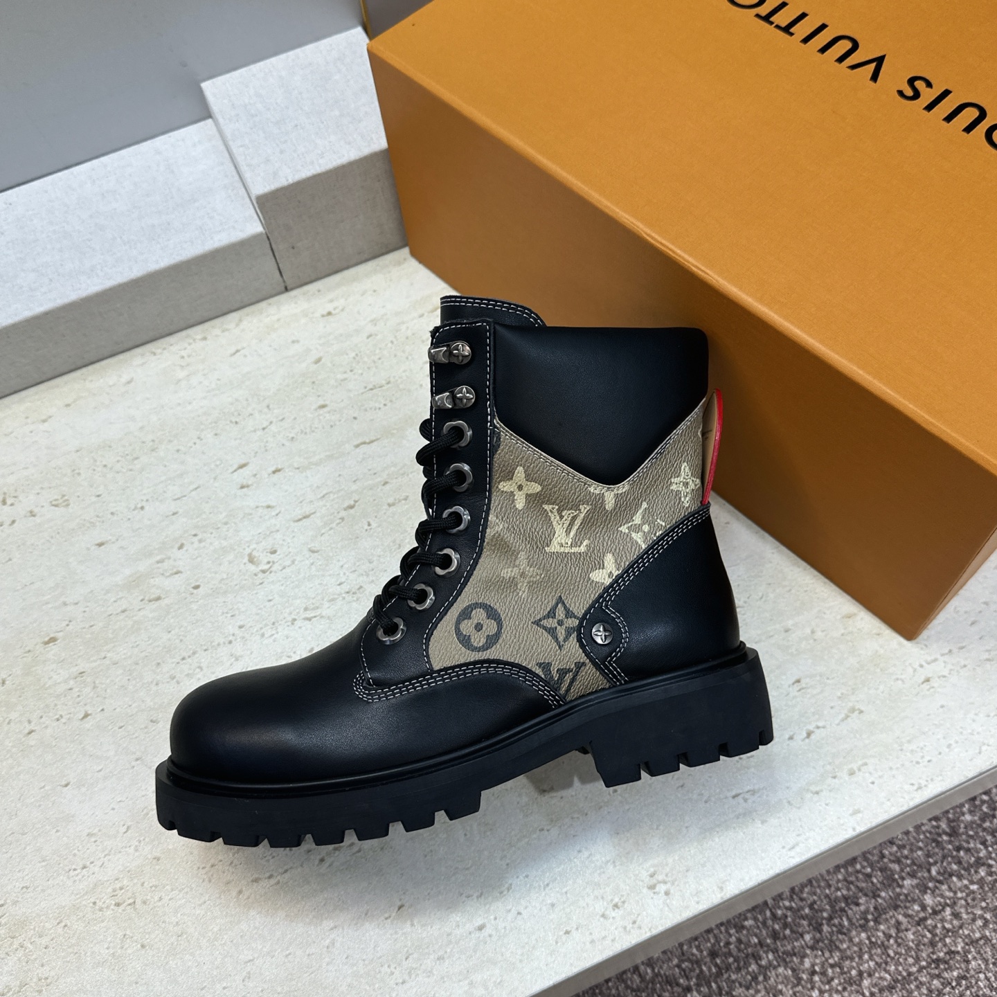 Louis Vuitton* 2026秋冬情侣新款系带机车及裸短靴 LV老花面字母logo低跟拼色骑士登山靴 材质: Louis Vuitton* 2026秋冬情侣新款系带机车及裸短靴 LV老花面字母logo低跟拼色骑士登山靴 材质: