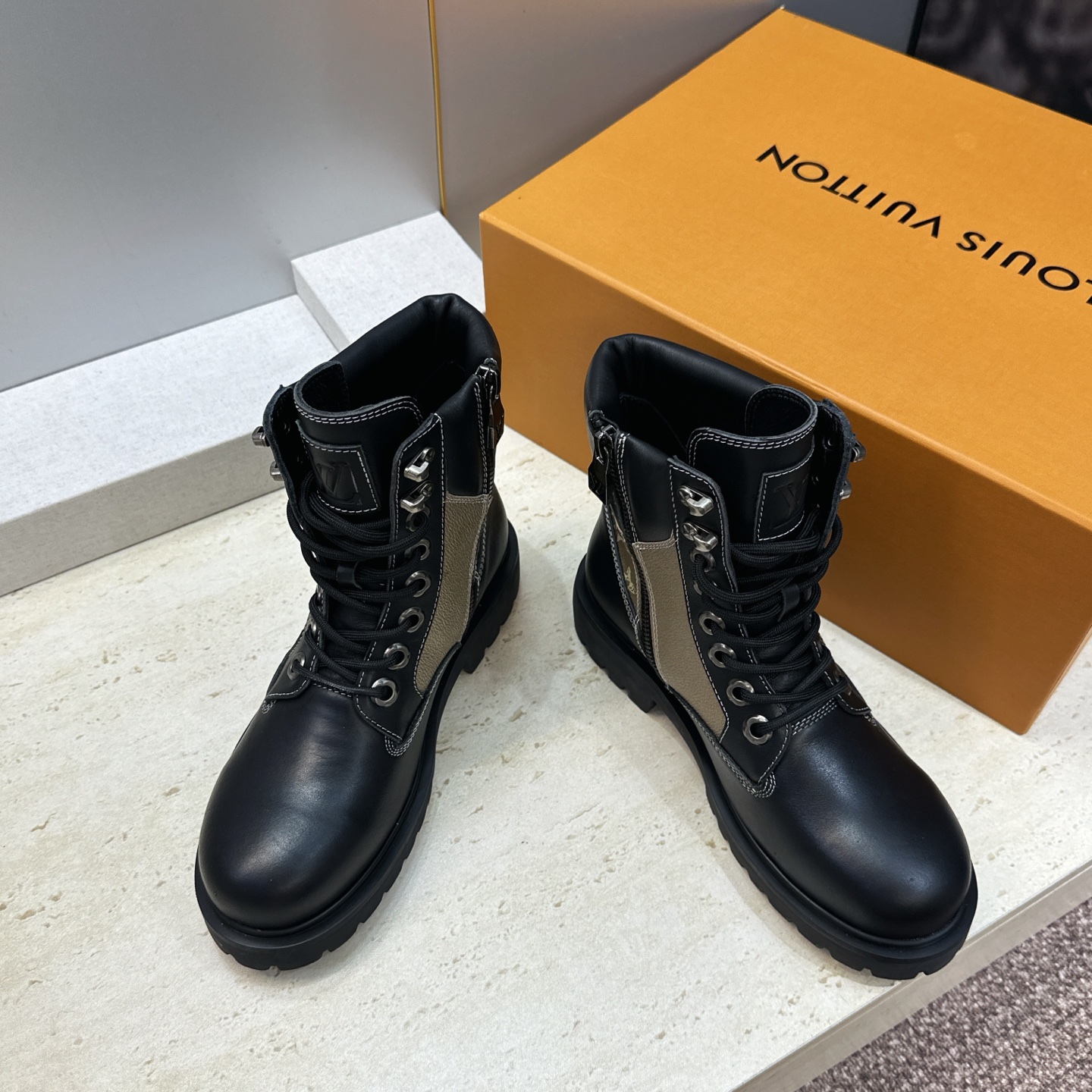 Louis Vuitton* 2026秋冬情侣新款系带机车及裸短靴 LV老花面字母logo低跟拼色骑士登山靴 材质: Louis Vuitton* 2026秋冬情侣新款系带机车及裸短靴 LV老花面字母logo低跟拼色骑士登山靴 材质: