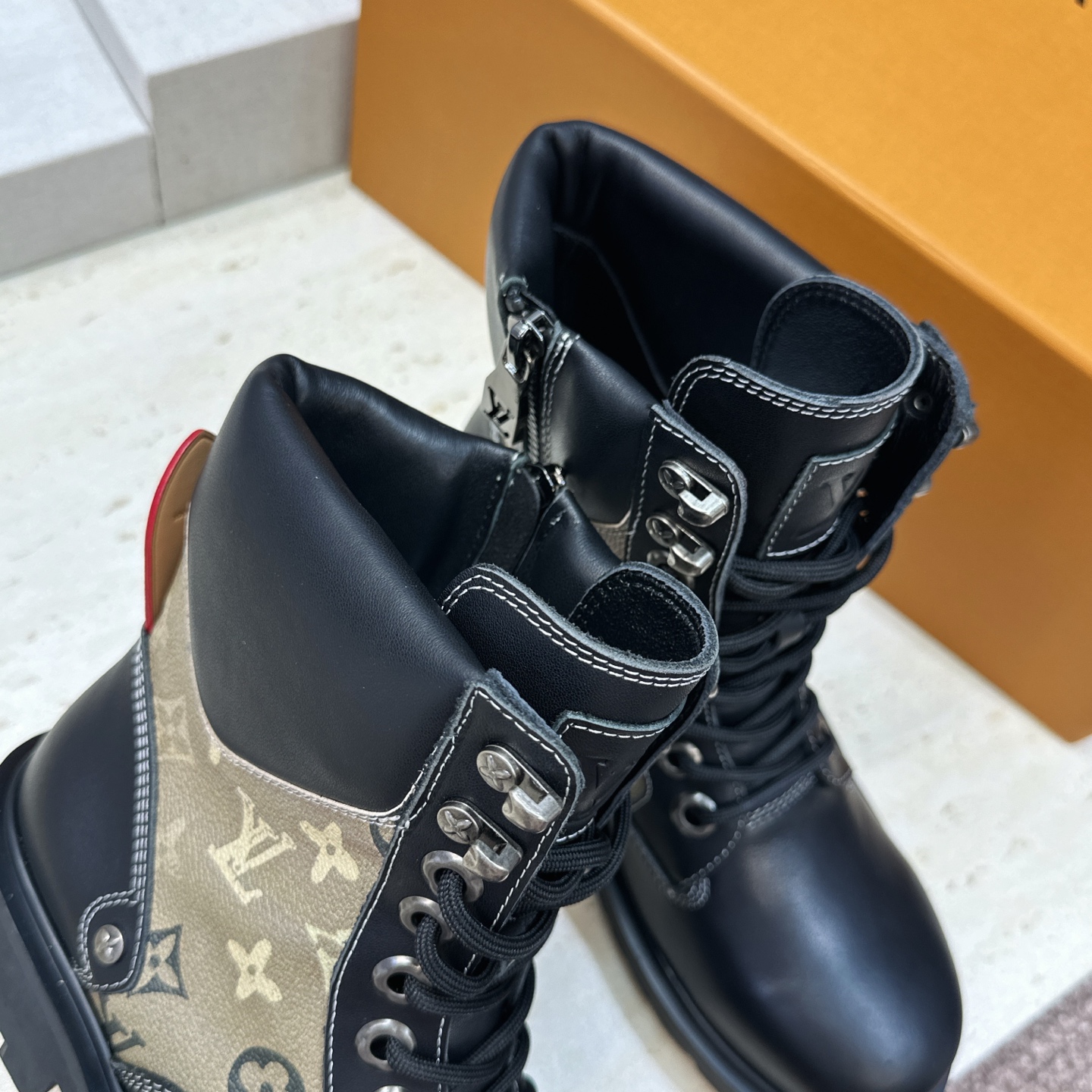 Louis Vuitton* 2026秋冬情侣新款系带机车及裸短靴 LV老花面字母logo低跟拼色骑士登山靴 材质: Louis Vuitton* 2026秋冬情侣新款系带机车及裸短靴 LV老花面字母logo低跟拼色骑士登山靴 材质: