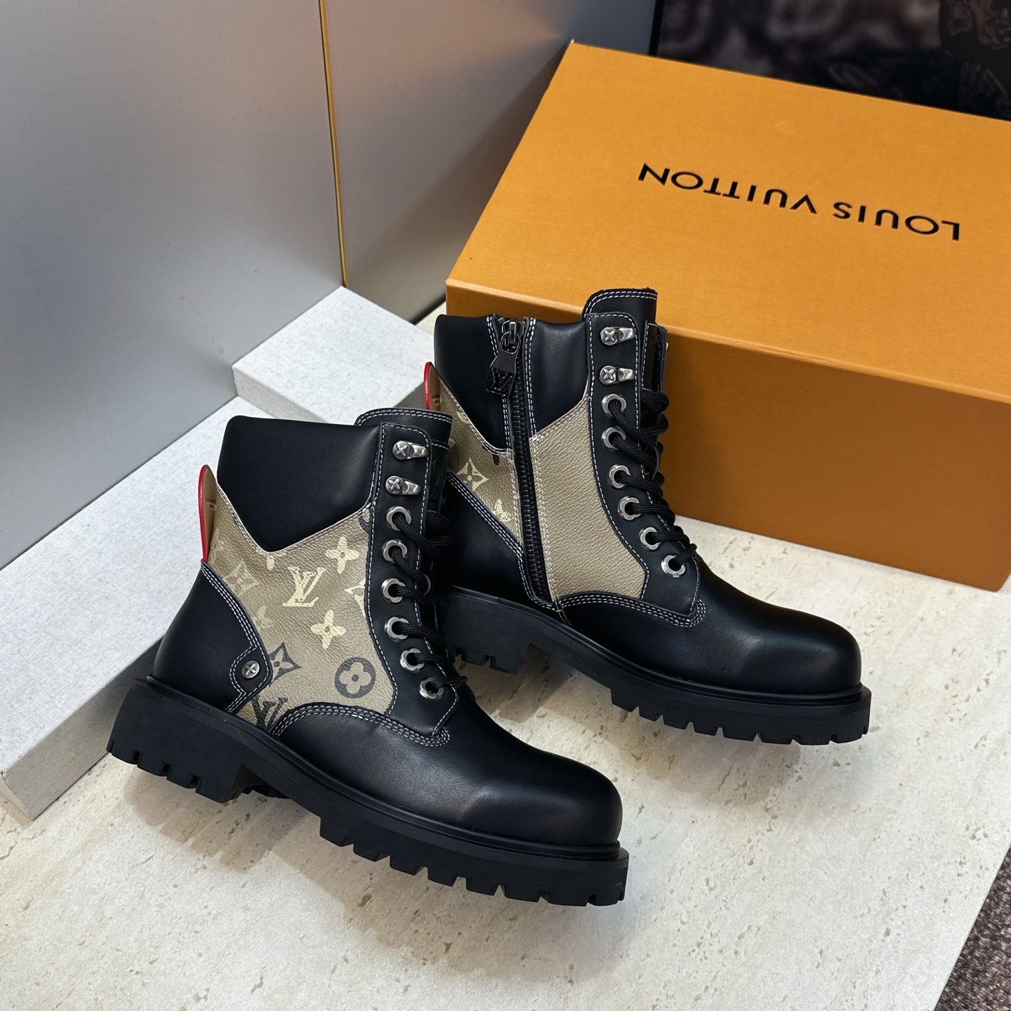 Louis Vuitton* 2026秋冬情侣新款系带机车及裸短靴 LV老花面字母logo低跟拼色骑士登山靴 材质: Louis Vuitton* 2026秋冬情侣新款系带机车及裸短靴 LV老花面字母logo低跟拼色骑士登山靴 材质: