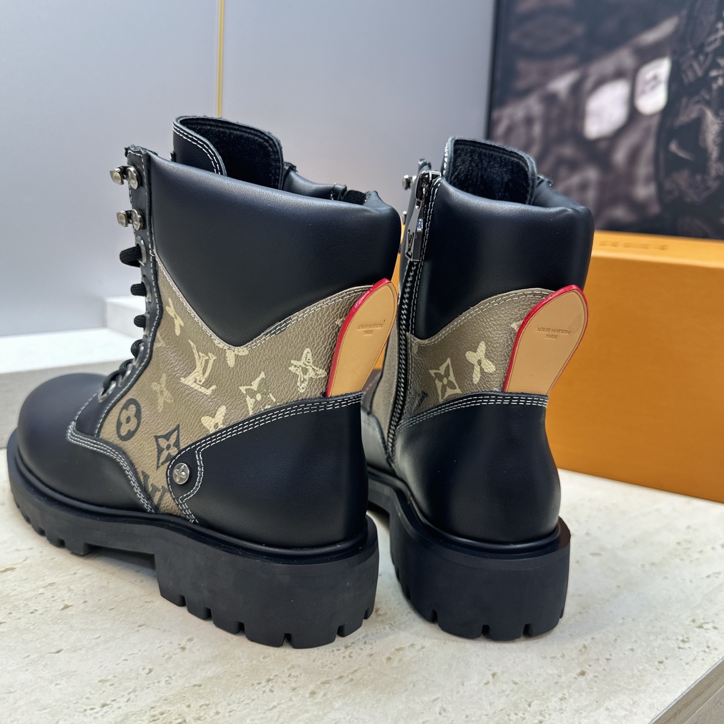 Louis Vuitton* 2026秋冬情侣新款系带机车及裸短靴 LV老花面字母logo低跟拼色骑士登山靴 材质: Louis Vuitton* 2026秋冬情侣新款系带机车及裸短靴 LV老花面字母logo低跟拼色骑士登山靴 材质: