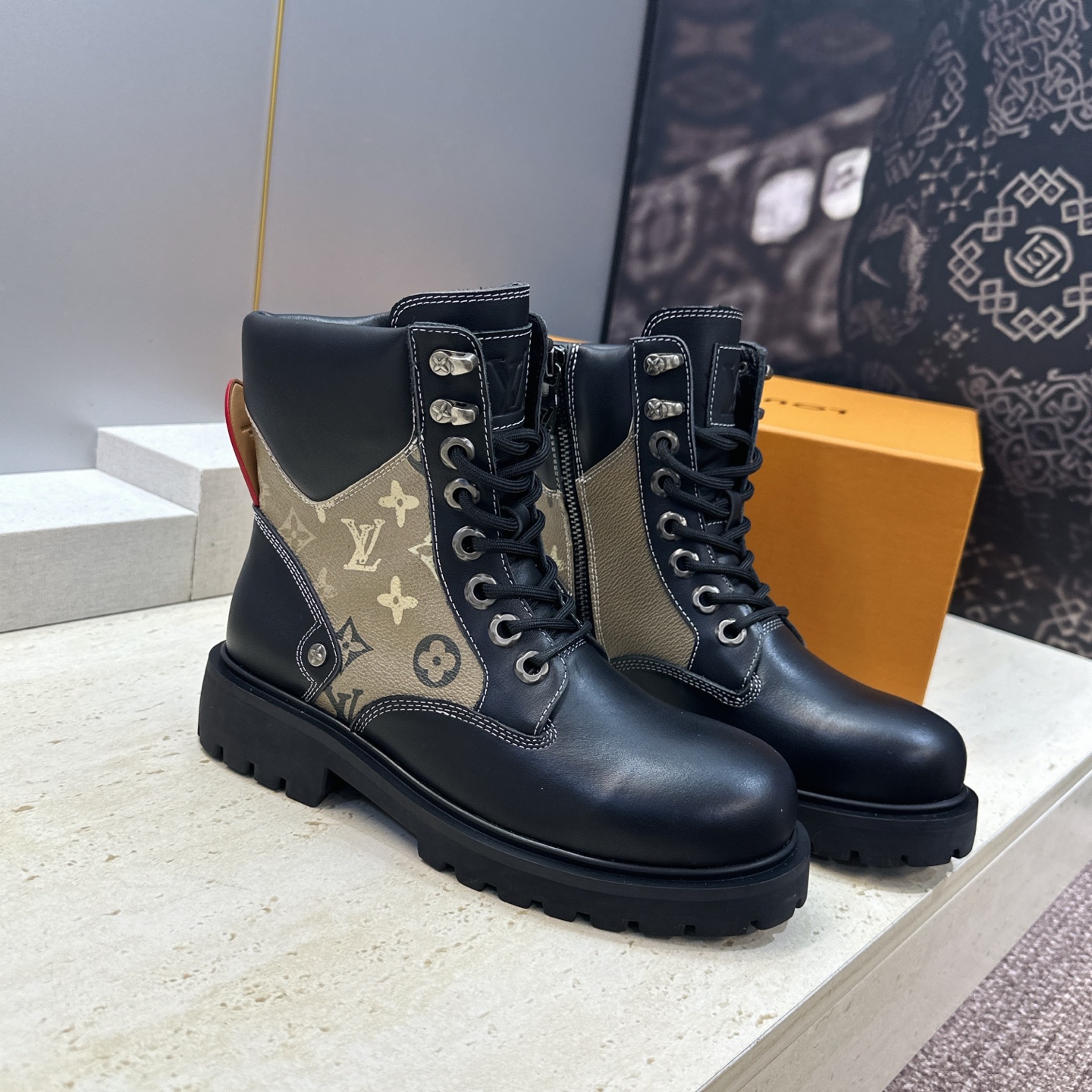 Louis Vuitton* 2026秋冬情侣新款系带机车及裸短靴 LV老花面字母logo低跟拼色骑士登山靴 材质: Louis Vuitton* 2026秋冬情侣新款系带机车及裸短靴 LV老花面字母logo低跟拼色骑士登山靴 材质: