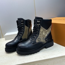 Louis Vuitton* 2026秋冬情侣新款系带机车及裸短靴 LV老花面字母logo低跟拼色骑士登山靴 材质: Louis Vuitton* 2026秋冬情侣新款系带机车及裸短靴 LV老花面字母logo低跟拼色骑士登山靴 材质: