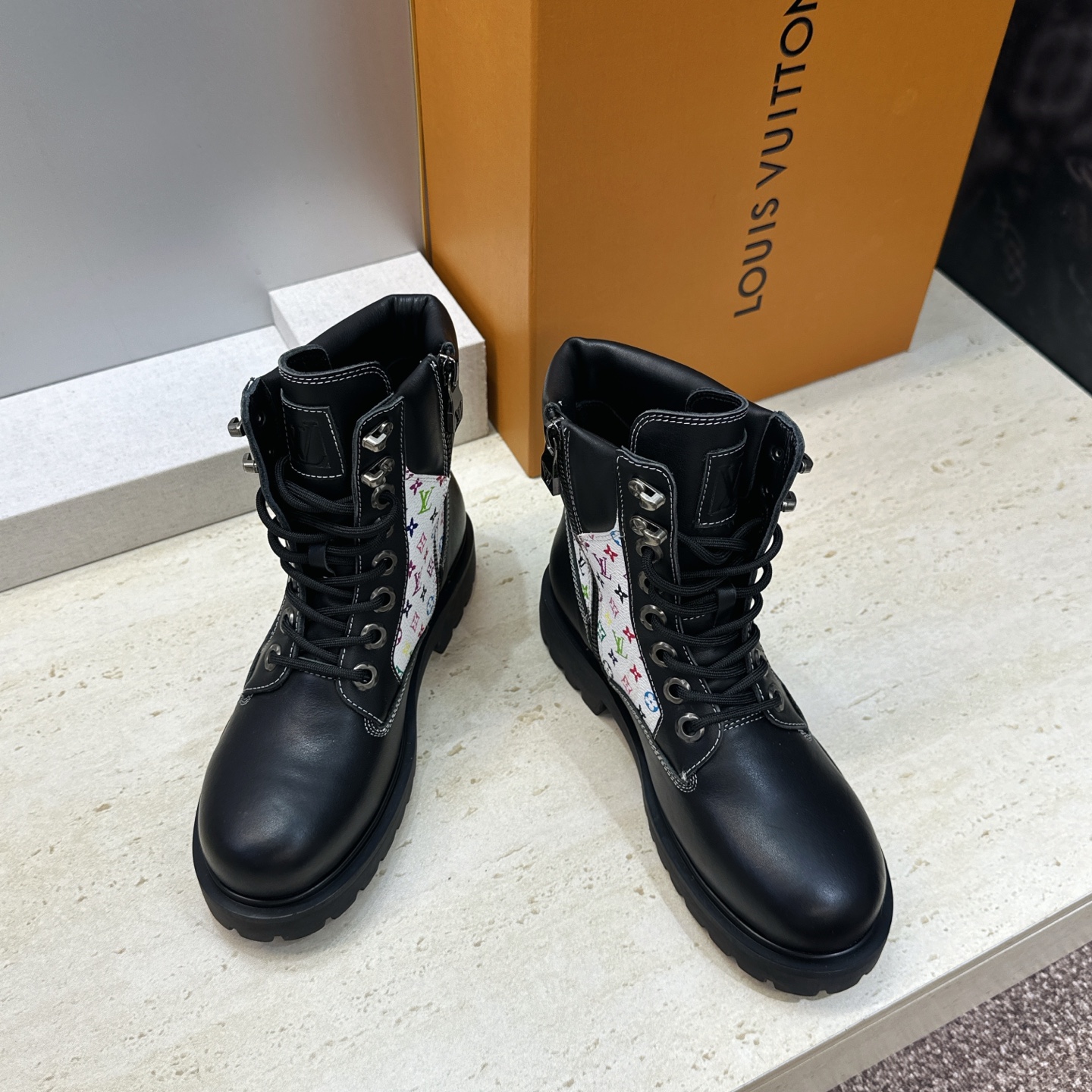 Louis Vuitton* 2026秋冬情侣新款系带机车及裸短靴 LV老花面字母logo低跟拼色骑士登山靴 材质: Louis Vuitton* 2026秋冬情侣新款系带机车及裸短靴 LV老花面字母logo低跟拼色骑士登山靴 材质: