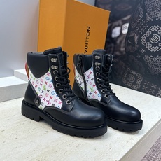 Louis Vuitton* 2026秋冬情侣新款系带机车及裸短靴 LV老花面字母logo低跟拼色骑士登山靴 材质: Louis Vuitton* 2026秋冬情侣新款系带机车及裸短靴 LV老花面字母logo低跟拼色骑士登山靴 材质: