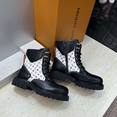 Louis Vuitton* 2026秋冬情侣新款系带机车及裸短靴 LV老花面字母logo低跟拼色骑士登山靴 材质: Louis Vuitton* 2026秋冬情侣新款系带机车及裸短靴 LV老花面字母logo低跟拼色骑士登山靴 材质: