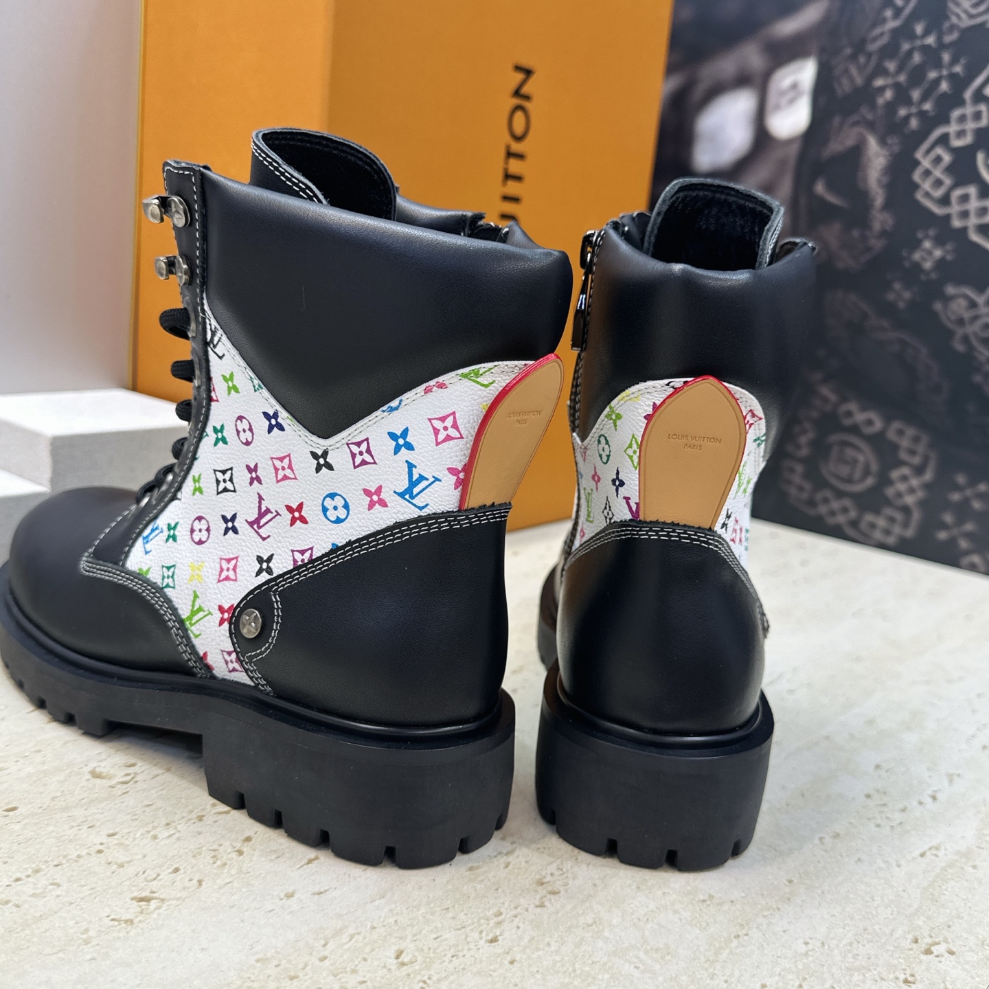 Louis Vuitton* 2026秋冬情侣新款系带机车及裸短靴 LV老花面字母logo低跟拼色骑士登山靴 材质: Louis Vuitton* 2026秋冬情侣新款系带机车及裸短靴 LV老花面字母logo低跟拼色骑士登山靴 材质: