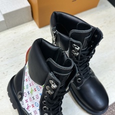 Louis Vuitton* 2026秋冬情侣新款系带机车及裸短靴 LV老花面字母logo低跟拼色骑士登山靴 材质: Louis Vuitton* 2026秋冬情侣新款系带机车及裸短靴 LV老花面字母logo低跟拼色骑士登山靴 材质: