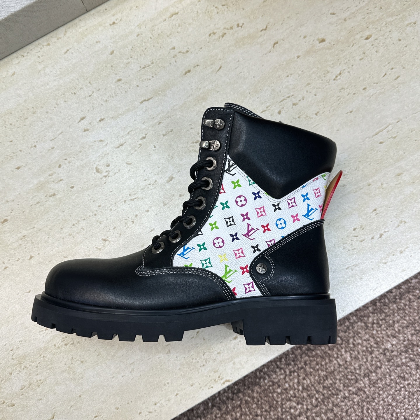 Louis Vuitton* 2026秋冬情侣新款系带机车及裸短靴 LV老花面字母logo低跟拼色骑士登山靴 材质: Louis Vuitton* 2026秋冬情侣新款系带机车及裸短靴 LV老花面字母logo低跟拼色骑士登山靴 材质:
