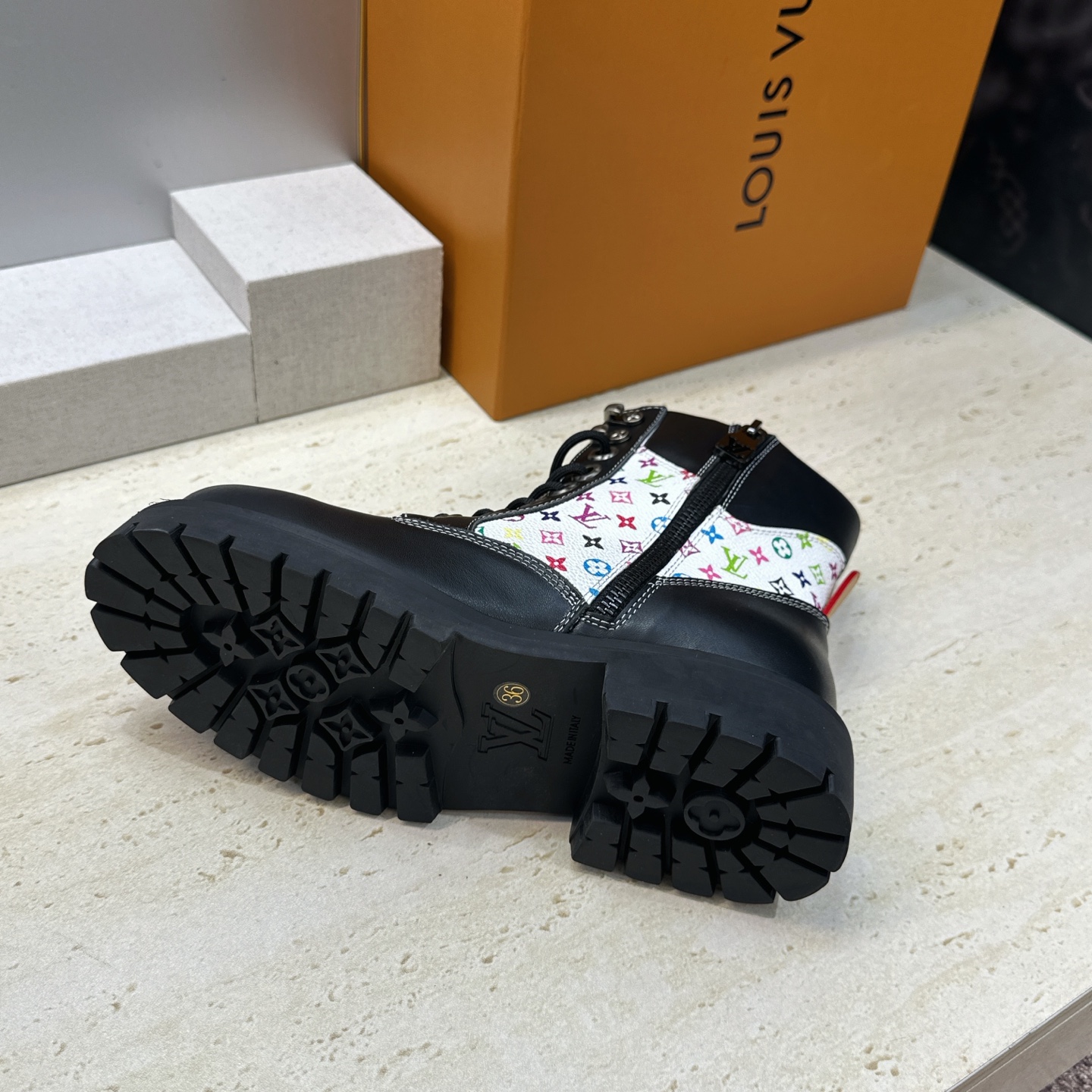 Louis Vuitton* 2026秋冬情侣新款系带机车及裸短靴 LV老花面字母logo低跟拼色骑士登山靴 材质: Louis Vuitton* 2026秋冬情侣新款系带机车及裸短靴 LV老花面字母logo低跟拼色骑士登山靴 材质: