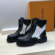 Louis Vuitton* 2026秋冬情侣新款系带机车及裸短靴 LV老花面字母logo低跟拼色骑士登山靴 材质: Louis Vuitton* 2026秋冬情侣新款系带机车及裸短靴 LV老花面字母logo低跟拼色骑士登山靴 材质: