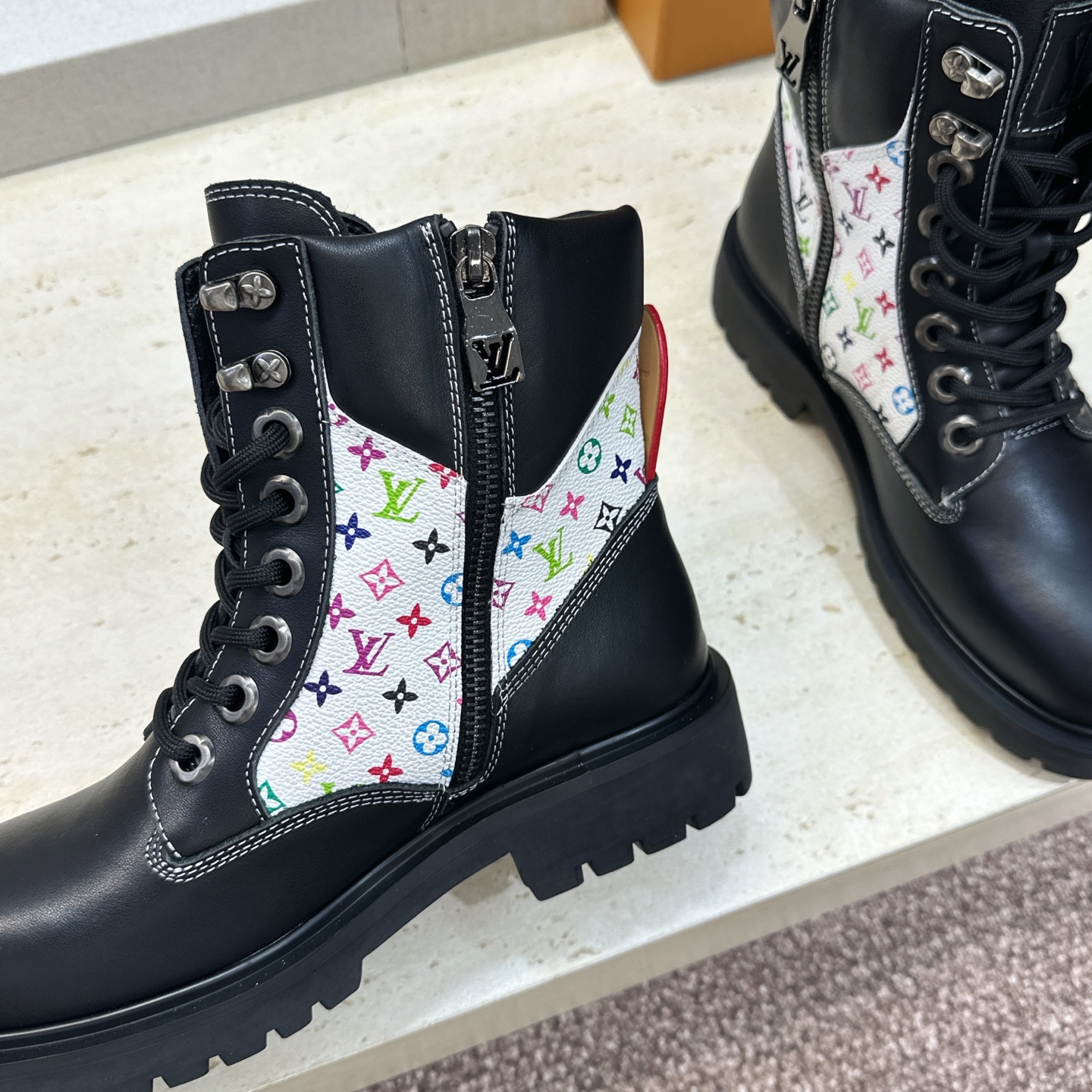 Louis Vuitton* 2026秋冬情侣新款系带机车及裸短靴 LV老花面字母logo低跟拼色骑士登山靴 材质: Louis Vuitton* 2026秋冬情侣新款系带机车及裸短靴 LV老花面字母logo低跟拼色骑士登山靴 材质:
