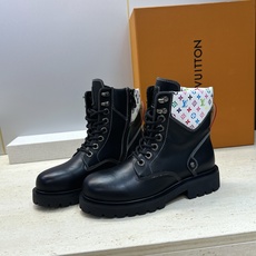 Louis Vuitton* 2026秋冬情侣新款系带机车及裸短靴 LV老花面字母logo低跟拼色骑士登山靴 材质: Louis Vuitton* 2026秋冬情侣新款系带机车及裸短靴 LV老花面字母logo低跟拼色骑士登山靴 材质: