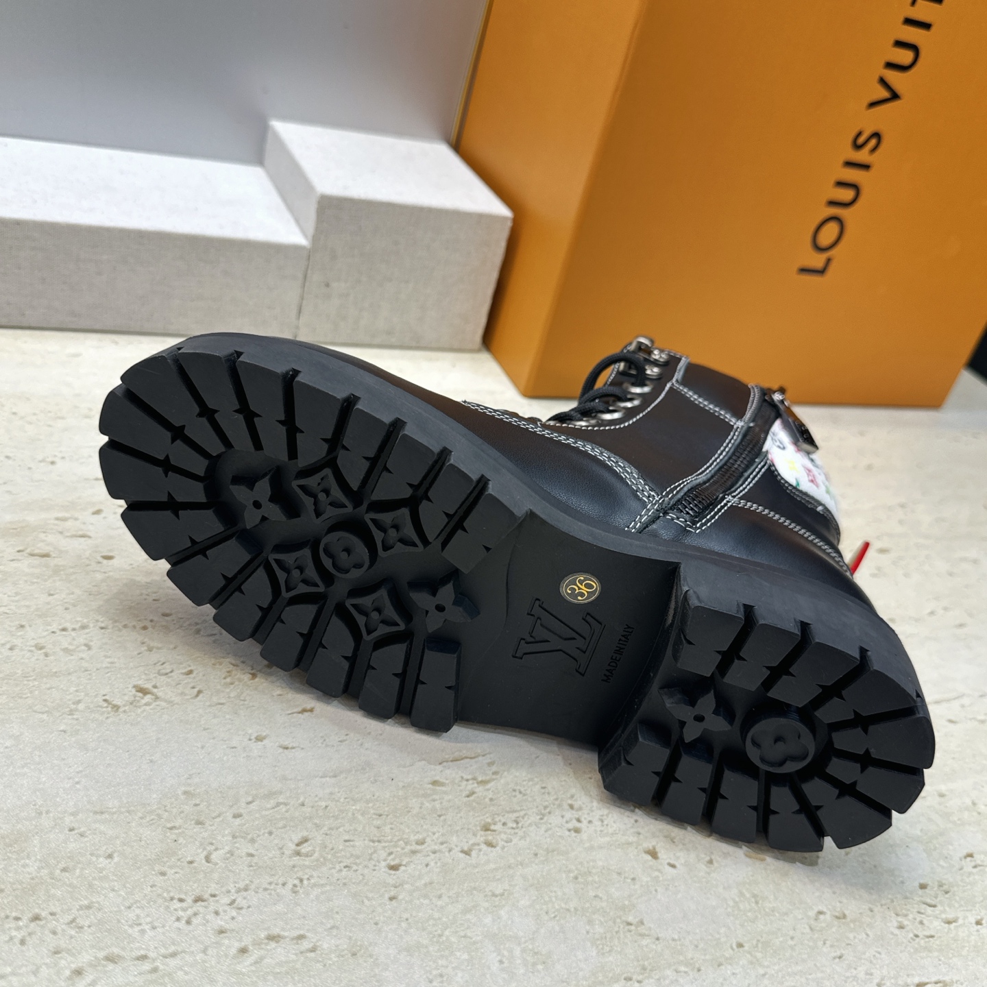 Louis Vuitton* 2026秋冬情侣新款系带机车及裸短靴 LV老花面字母logo低跟拼色骑士登山靴 材质: Louis Vuitton* 2026秋冬情侣新款系带机车及裸短靴 LV老花面字母logo低跟拼色骑士登山靴 材质: