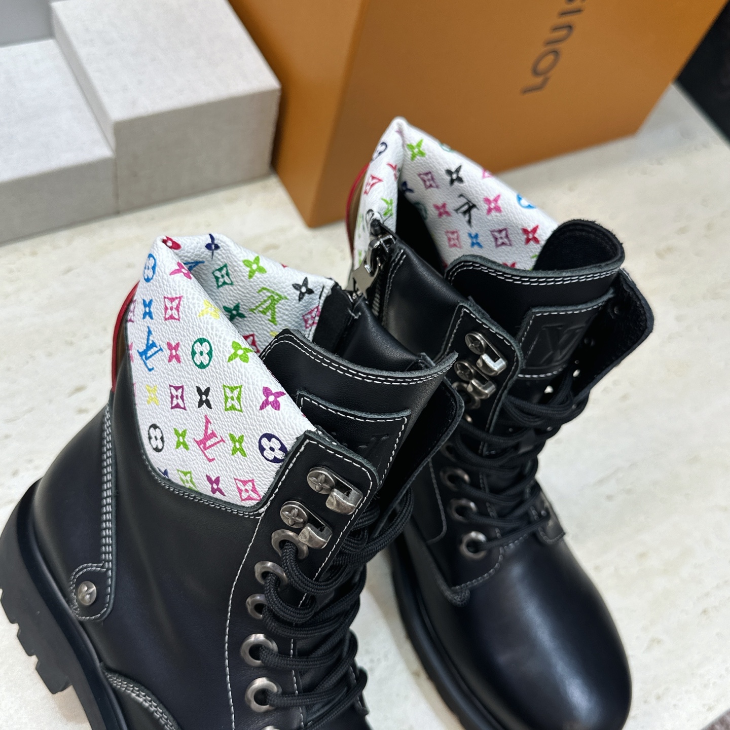 Louis Vuitton* 2026秋冬情侣新款系带机车及裸短靴 LV老花面字母logo低跟拼色骑士登山靴 材质: Louis Vuitton* 2026秋冬情侣新款系带机车及裸短靴 LV老花面字母logo低跟拼色骑士登山靴 材质: