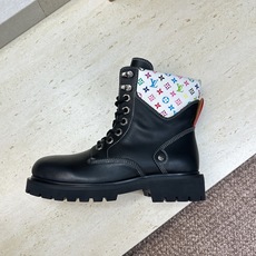 Louis Vuitton* 2026秋冬情侣新款系带机车及裸短靴 LV老花面字母logo低跟拼色骑士登山靴 材质: Louis Vuitton* 2026秋冬情侣新款系带机车及裸短靴 LV老花面字母logo低跟拼色骑士登山靴 材质: