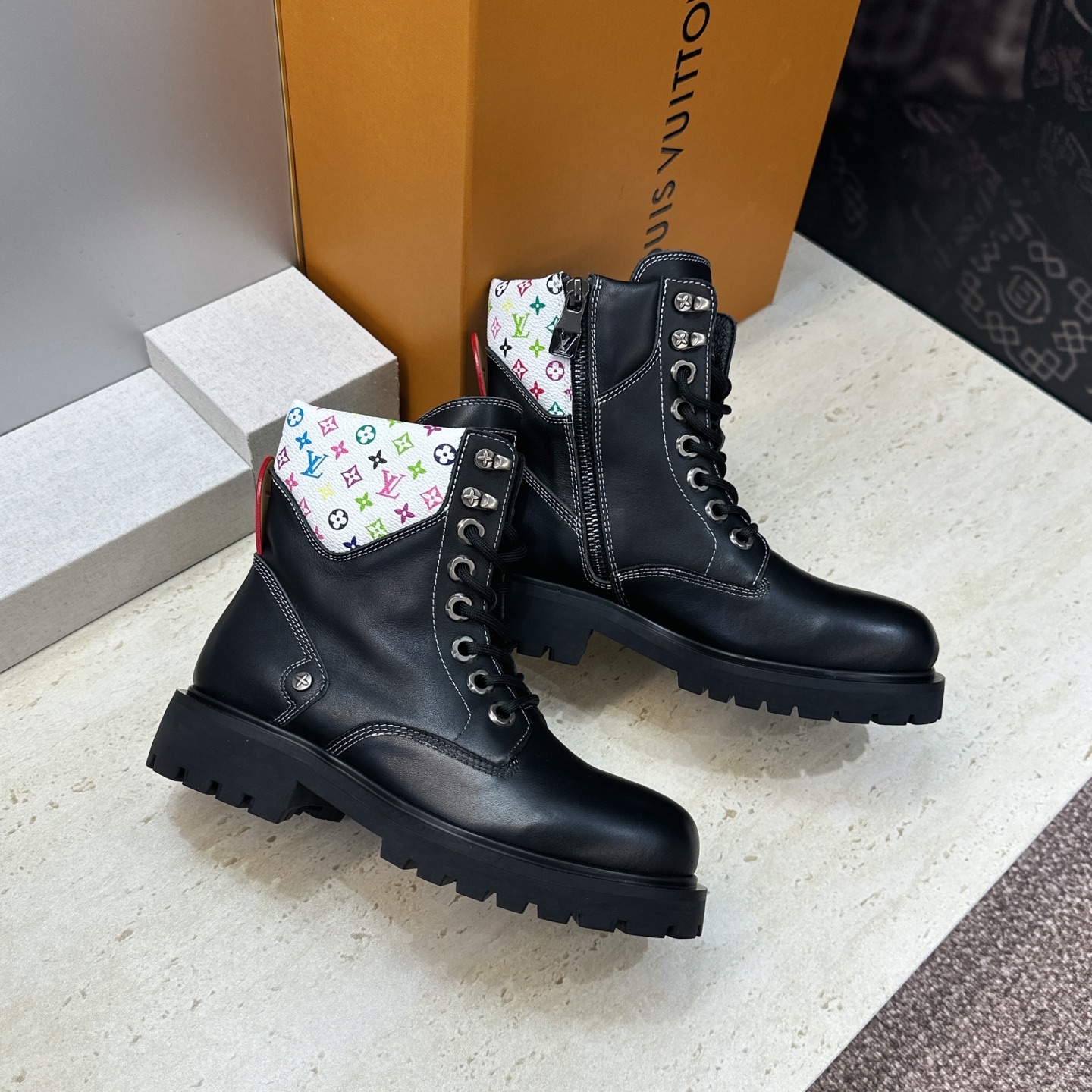 Louis Vuitton* 2026秋冬情侣新款系带机车及裸短靴 LV老花面字母logo低跟拼色骑士登山靴 材质: Louis Vuitton* 2026秋冬情侣新款系带机车及裸短靴 LV老花面字母logo低跟拼色骑士登山靴 材质: