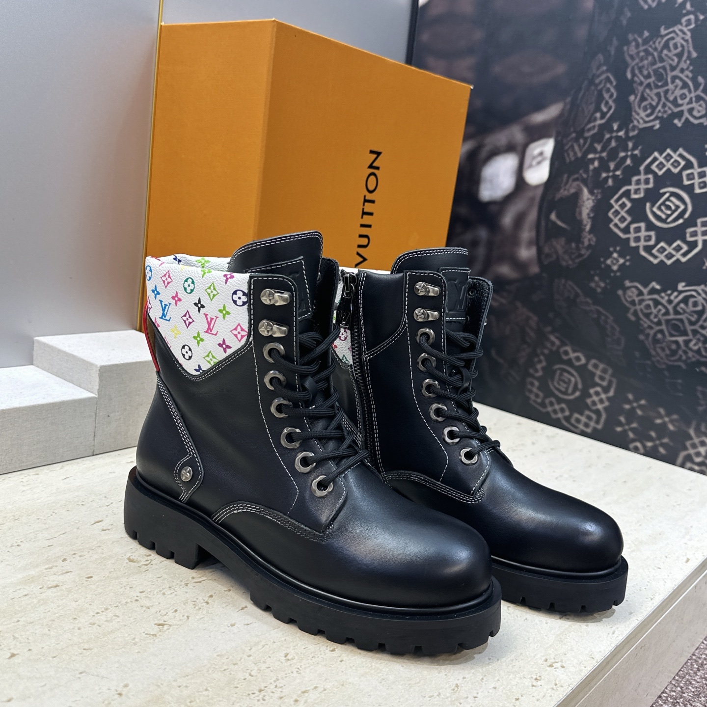 Louis Vuitton* 2026秋冬情侣新款系带机车及裸短靴 LV老花面字母logo低跟拼色骑士登山靴 材质: Louis Vuitton* 2026秋冬情侣新款系带机车及裸短靴 LV老花面字母logo低跟拼色骑士登山靴 材质: