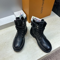 Louis Vuitton* 2026秋冬情侣新款系带机车及裸短靴 LV老花面字母logo低跟拼色骑士登山靴 材质: Louis Vuitton* 2026秋冬情侣新款系带机车及裸短靴 LV老花面字母logo低跟拼色骑士登山靴 材质: