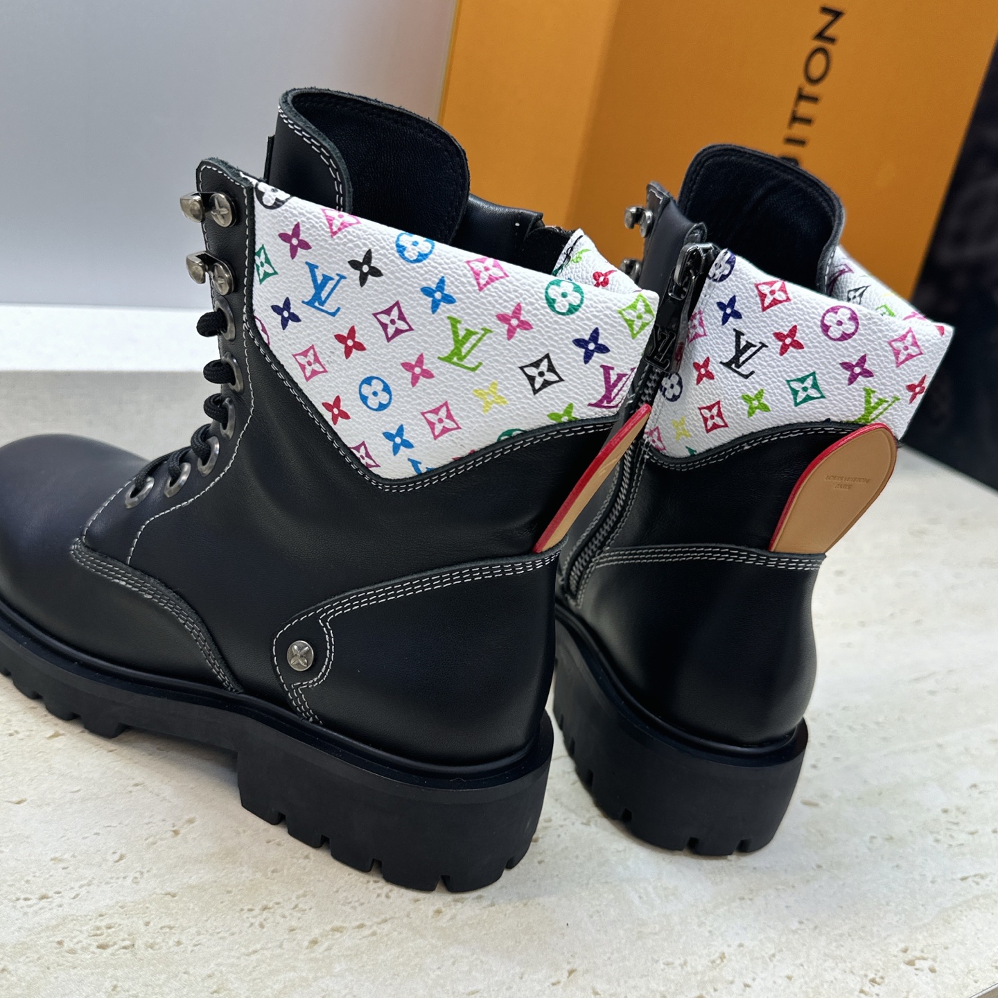 Louis Vuitton* 2026秋冬情侣新款系带机车及裸短靴 LV老花面字母logo低跟拼色骑士登山靴 材质: Louis Vuitton* 2026秋冬情侣新款系带机车及裸短靴 LV老花面字母logo低跟拼色骑士登山靴 材质: