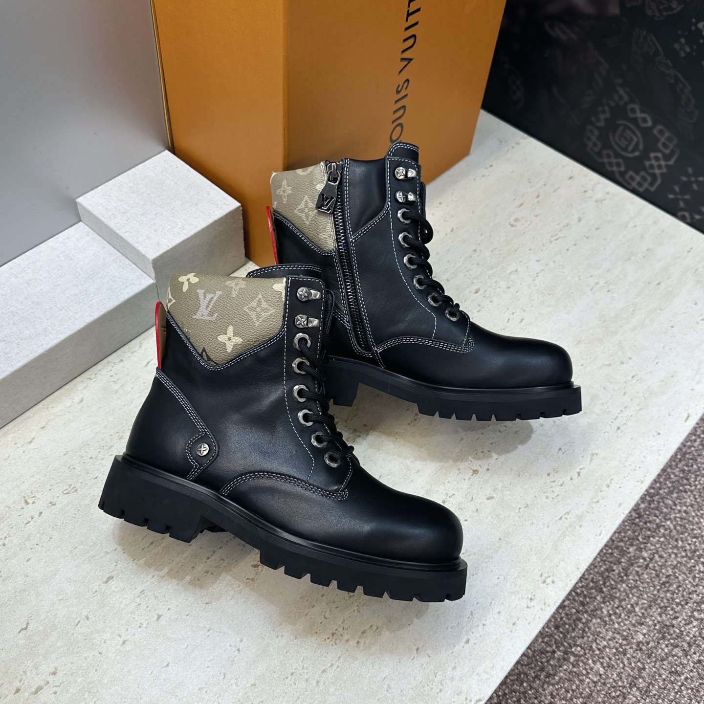 Louis Vuitton* 2026秋冬情侣新款系带机车及裸短靴 LV老花面字母logo低跟拼色骑士登山靴 材质: Louis Vuitton* 2026秋冬情侣新款系带机车及裸短靴 LV老花面字母logo低跟拼色骑士登山靴 材质: