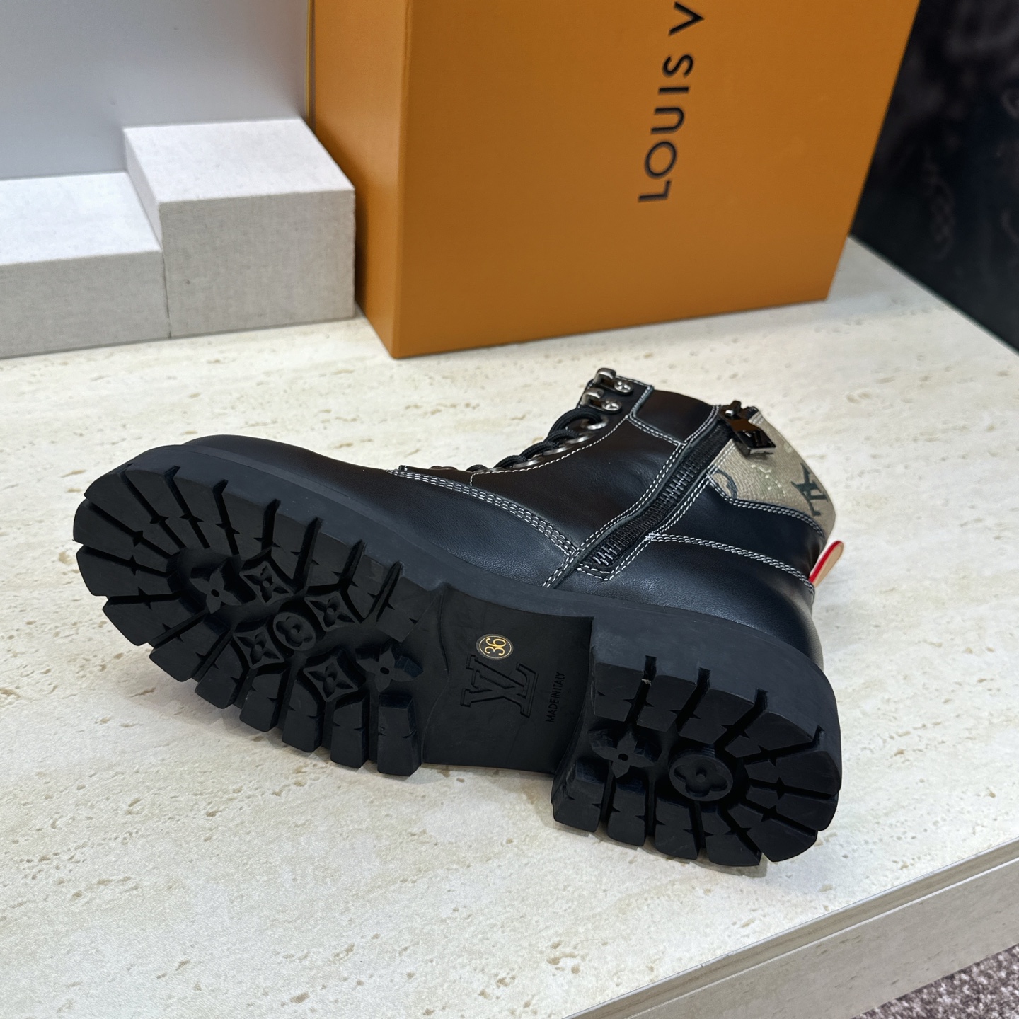 Louis Vuitton* 2026秋冬情侣新款系带机车及裸短靴 LV老花面字母logo低跟拼色骑士登山靴 材质: Louis Vuitton* 2026秋冬情侣新款系带机车及裸短靴 LV老花面字母logo低跟拼色骑士登山靴 材质: