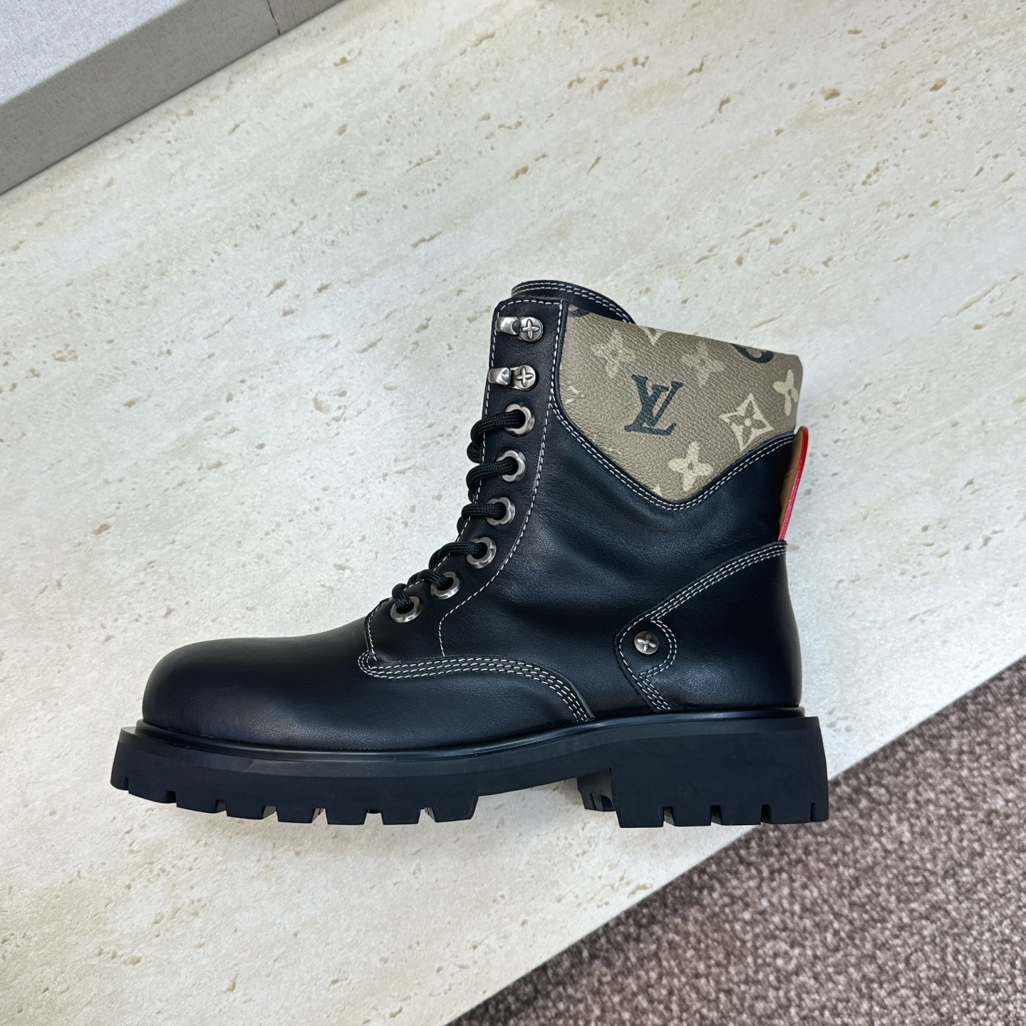 Louis Vuitton* 2026秋冬情侣新款系带机车及裸短靴 LV老花面字母logo低跟拼色骑士登山靴 材质: Louis Vuitton* 2026秋冬情侣新款系带机车及裸短靴 LV老花面字母logo低跟拼色骑士登山靴 材质: