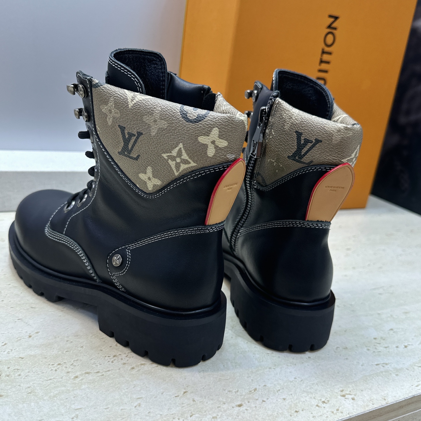 Louis Vuitton* 2026秋冬情侣新款系带机车及裸短靴 LV老花面字母logo低跟拼色骑士登山靴 材质: Louis Vuitton* 2026秋冬情侣新款系带机车及裸短靴 LV老花面字母logo低跟拼色骑士登山靴 材质: