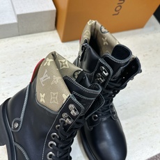 Louis Vuitton* 2026秋冬情侣新款系带机车及裸短靴 LV老花面字母logo低跟拼色骑士登山靴 材质: Louis Vuitton* 2026秋冬情侣新款系带机车及裸短靴 LV老花面字母logo低跟拼色骑士登山靴 材质: