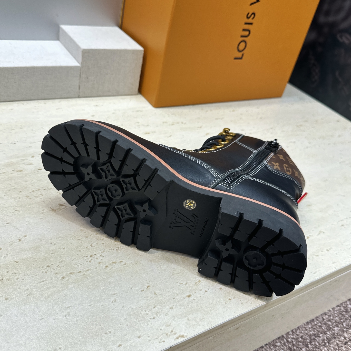 Louis Vuitton* 2026秋冬情侣新款系带机车及裸短靴 LV老花面字母logo低跟拼色骑士登山靴 材质: Louis Vuitton* 2026秋冬情侣新款系带机车及裸短靴 LV老花面字母logo低跟拼色骑士登山靴 材质: