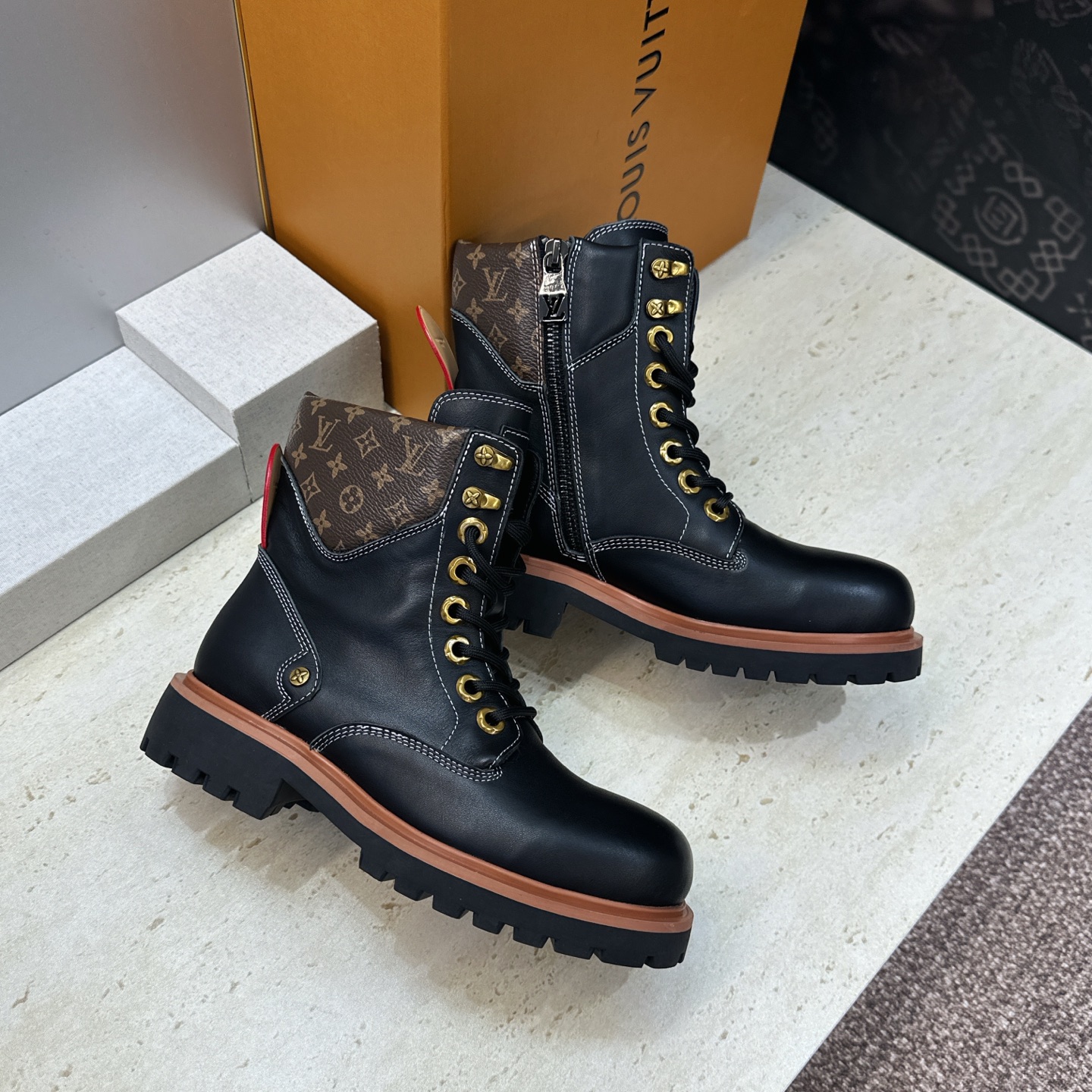 Louis Vuitton* 2026秋冬情侣新款系带机车及裸短靴 LV老花面字母logo低跟拼色骑士登山靴 材质: Louis Vuitton* 2026秋冬情侣新款系带机车及裸短靴 LV老花面字母logo低跟拼色骑士登山靴 材质: