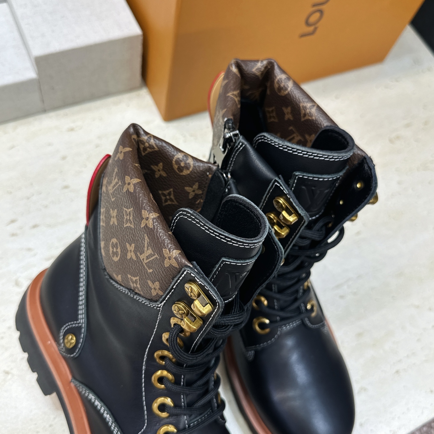 Louis Vuitton* 2026秋冬情侣新款系带机车及裸短靴 LV老花面字母logo低跟拼色骑士登山靴 材质: Louis Vuitton* 2026秋冬情侣新款系带机车及裸短靴 LV老花面字母logo低跟拼色骑士登山靴 材质: