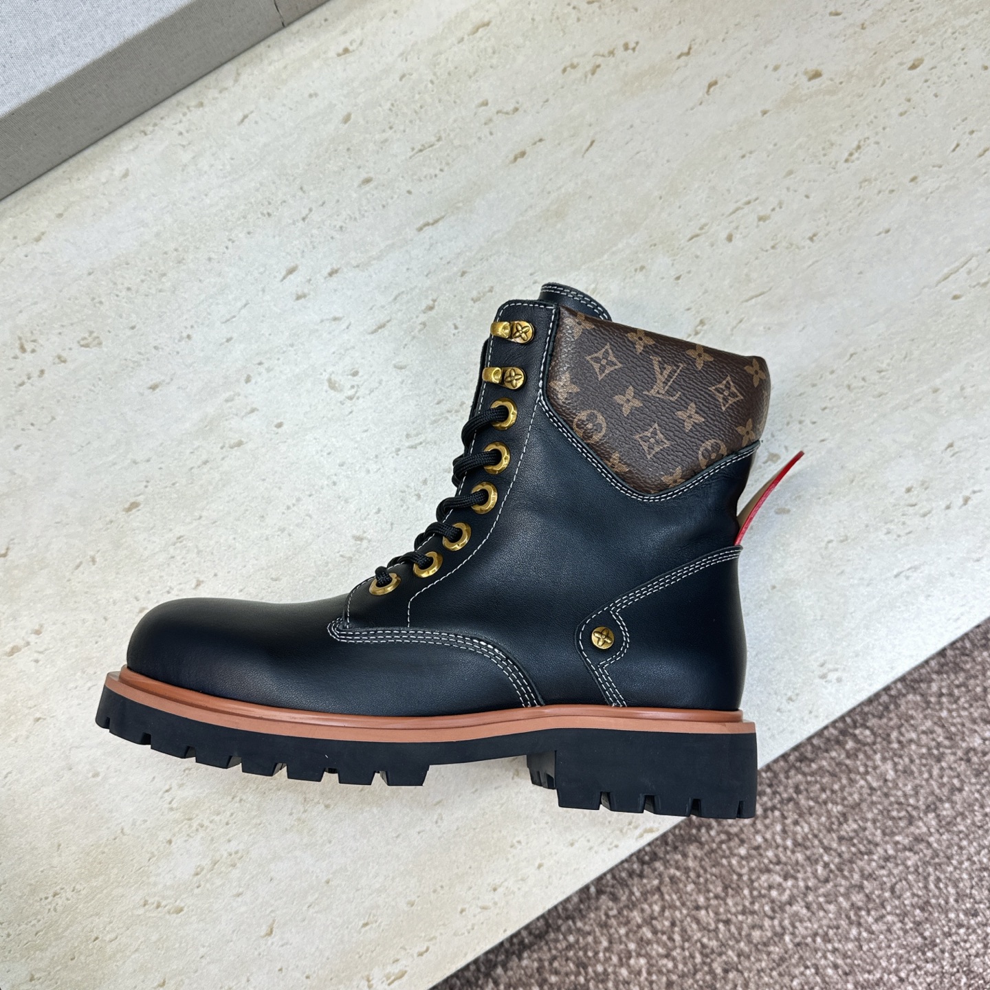 Louis Vuitton* 2026秋冬情侣新款系带机车及裸短靴 LV老花面字母logo低跟拼色骑士登山靴 材质: Louis Vuitton* 2026秋冬情侣新款系带机车及裸短靴 LV老花面字母logo低跟拼色骑士登山靴 材质:
