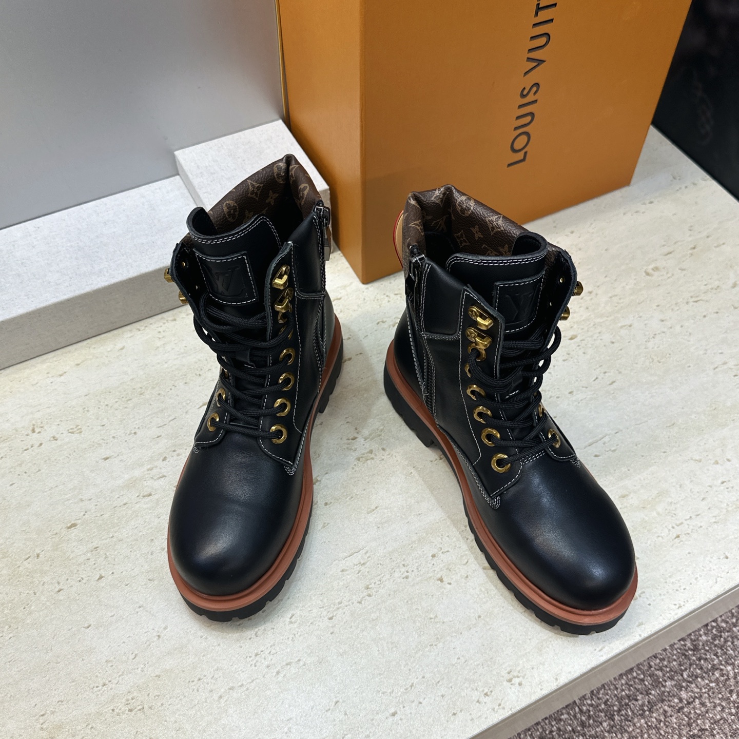 Louis Vuitton* 2026秋冬情侣新款系带机车及裸短靴 LV老花面字母logo低跟拼色骑士登山靴 材质: Louis Vuitton* 2026秋冬情侣新款系带机车及裸短靴 LV老花面字母logo低跟拼色骑士登山靴 材质: