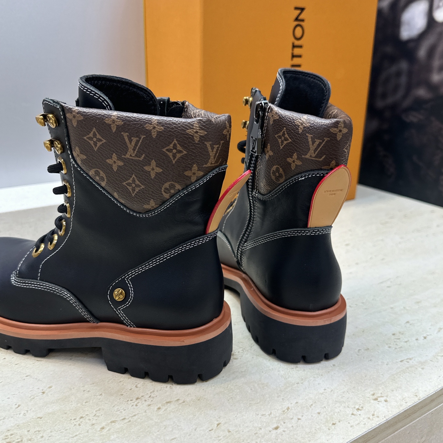 Louis Vuitton* 2026秋冬情侣新款系带机车及裸短靴 LV老花面字母logo低跟拼色骑士登山靴 材质: Louis Vuitton* 2026秋冬情侣新款系带机车及裸短靴 LV老花面字母logo低跟拼色骑士登山靴 材质: