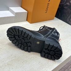 Louis Vuitton* 2026秋冬情侣新款系带机车及裸短靴 LV老花面字母logo低跟拼色骑士登山靴 材质: Louis Vuitton* 2026秋冬情侣新款系带机车及裸短靴 LV老花面字母logo低跟拼色骑士登山靴 材质:
