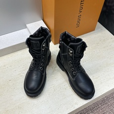 Louis Vuitton* 2026秋冬情侣新款系带机车及裸短靴 LV老花面字母logo低跟拼色骑士登山靴 材质: Louis Vuitton* 2026秋冬情侣新款系带机车及裸短靴 LV老花面字母logo低跟拼色骑士登山靴 材质: