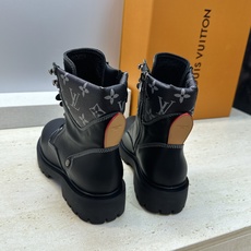 Louis Vuitton* 2026秋冬情侣新款系带机车及裸短靴 LV老花面字母logo低跟拼色骑士登山靴 材质: Louis Vuitton* 2026秋冬情侣新款系带机车及裸短靴 LV老花面字母logo低跟拼色骑士登山靴 材质: