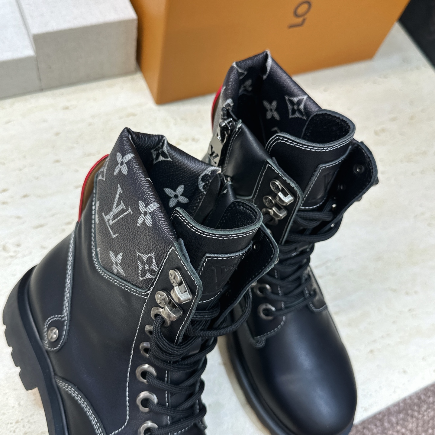 Louis Vuitton* 2026秋冬情侣新款系带机车及裸短靴 LV老花面字母logo低跟拼色骑士登山靴 材质: Louis Vuitton* 2026秋冬情侣新款系带机车及裸短靴 LV老花面字母logo低跟拼色骑士登山靴 材质: