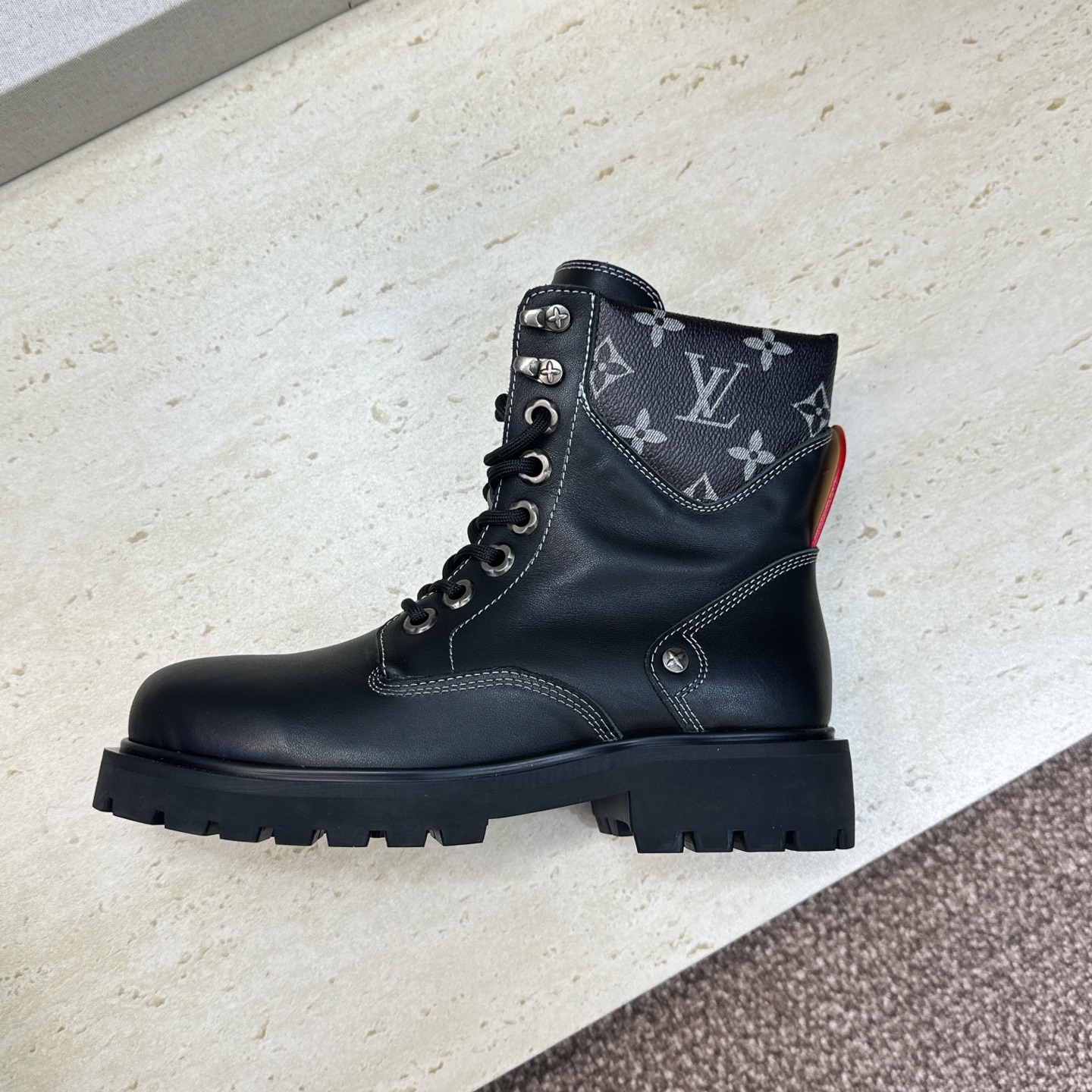 Louis Vuitton* 2026秋冬情侣新款系带机车及裸短靴 LV老花面字母logo低跟拼色骑士登山靴 材质: Louis Vuitton* 2026秋冬情侣新款系带机车及裸短靴 LV老花面字母logo低跟拼色骑士登山靴 材质: