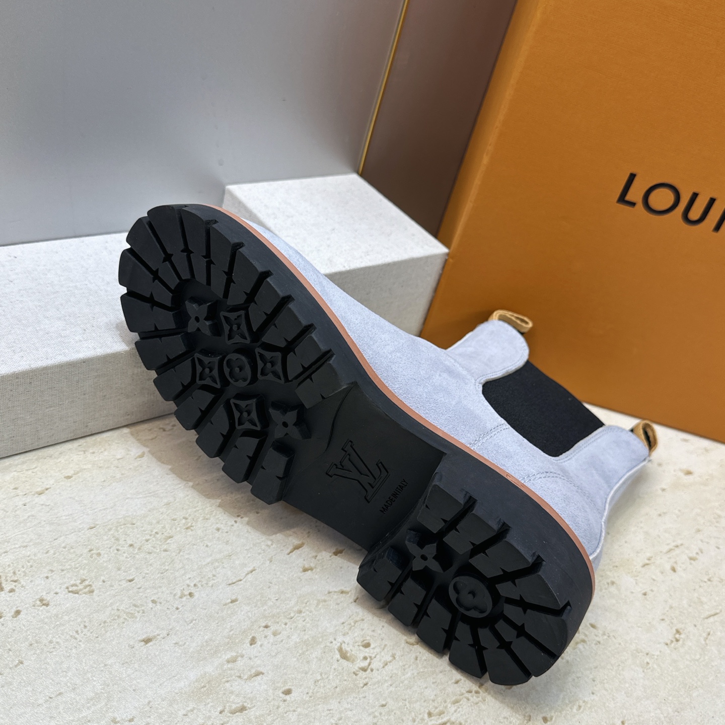 Louis Vuitton*  2026秋冬情侣新款切尔西机车弹力及裸短靴  LV字母logo低跟拼色骑士登山靴 材质：