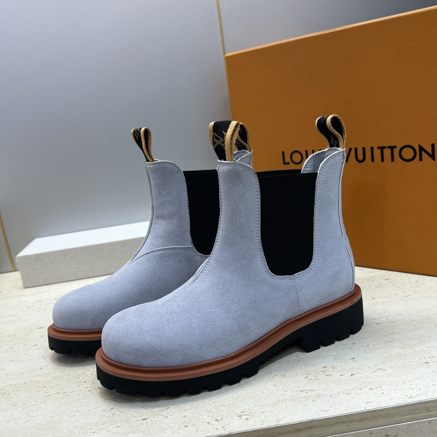 Louis Vuitton*  2026秋冬情侣新款切尔西机车弹力及裸短靴  LV字母logo低跟拼色骑士登山靴 材质：